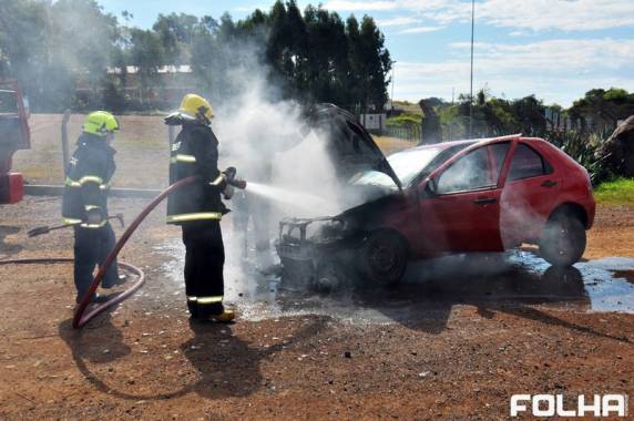 Carro pega fogo em Frederico Westphalen - foto 3