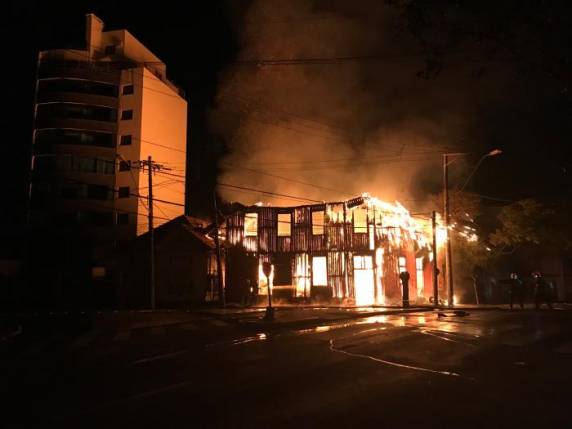 Fogo consumiu um casarão de madeira histórico na noite deste domingo, no bairro Rio Branco