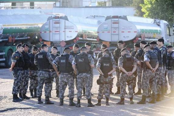Nesta segunda-feira, além de desrespeitar a decisão judicial de não 

impedir o trânsito no local, grupo teria cortado mangueiras e canos de veículos que buscavam combustível