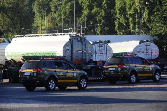 Nesta segunda-feira, além de desrespeitar a decisão judicial de não 

impedir o trânsito no local, grupo teria cortado mangueiras e canos de veículos que buscavam combustível