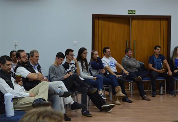 FAHOR debate sobre Caminhos do Brasil - foto 3