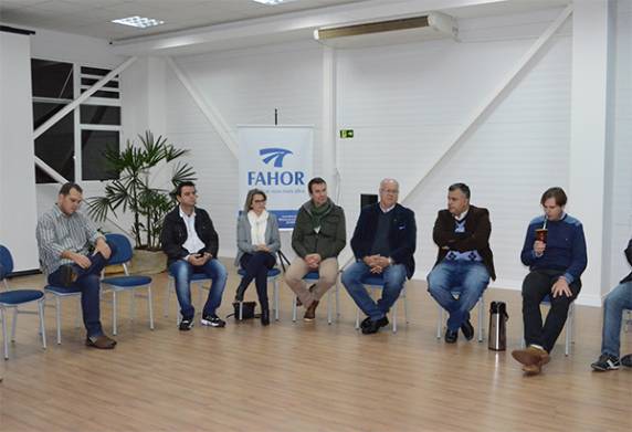 FAHOR debate sobre Caminhos do Brasil - foto 2