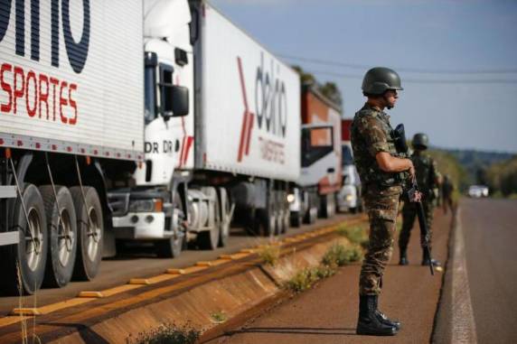 No Noroeste do Estado, tropas das Forças Armadas, em conjunto com a PRF e a BM, 

garantem passagem de motoristas presos em pontos de manifestação