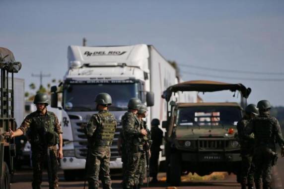Exército faz operação
para liberar caminhões em rodovias no RS - foto 2