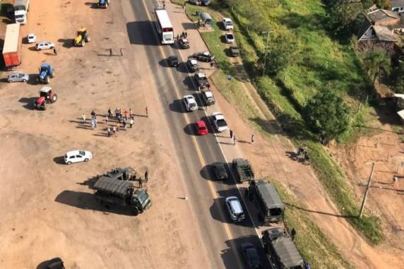 Exército faz operação
para liberar caminhões em rodovias no RS - foto 3