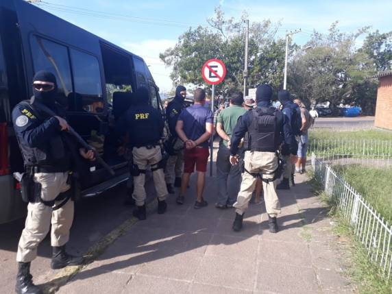 Policiais os flagraram obrigando 

caminhoneiros a parar às margens da rodovia