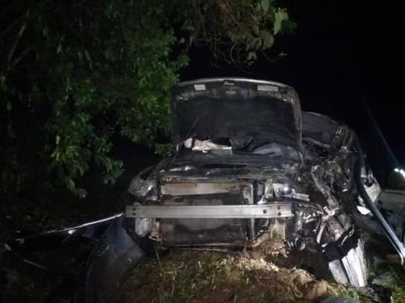 Carro em que eles estavam se chocou contra um barranco na noite desta quinta-feira (31)