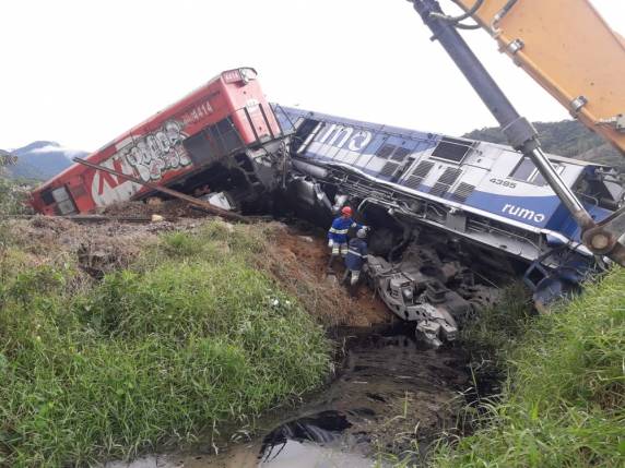 Motorista do caminhão e maquinista tiveram lesões. Defesa Civil e empresa do trem tentam conter vazamento. Duas máquinas e vagão de trem 

saíram do trilho