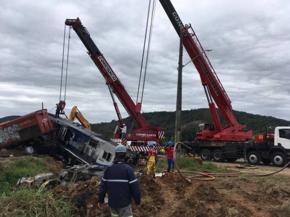 Batida entre caminhão e trem deixa dois feridos e causa vazamento de óleo em rio de SC - foto 2