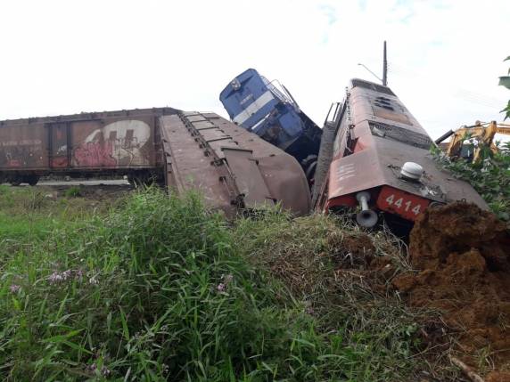 Batida entre caminhão e trem deixa dois feridos e causa vazamento de óleo em rio de SC - foto 4