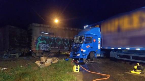 Batida entre caminhão e trem deixa dois feridos e causa vazamento de óleo em rio de SC - foto 3