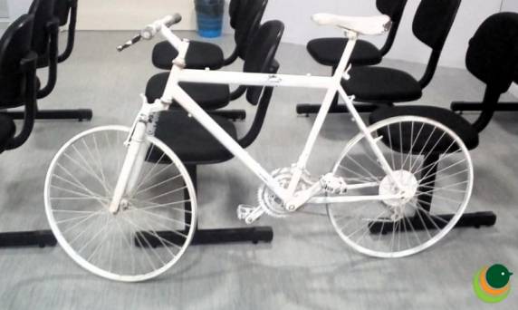 bicicleta 

ficava pendurada em um poste na ERS 153
