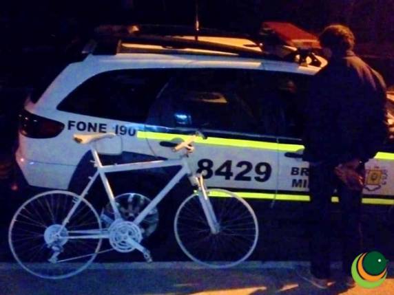 bicicleta 

ficava pendurada em um poste na ERS 153