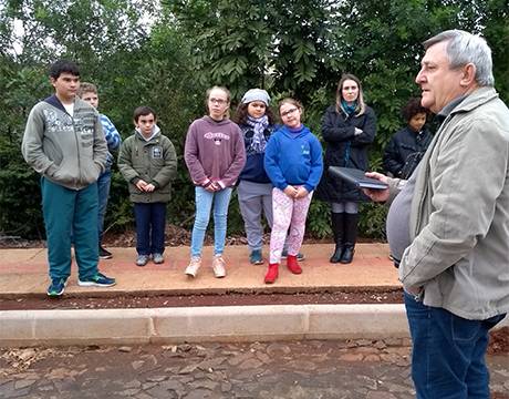 Prefeitura realiza plantio
de 300 mudas - foto 2