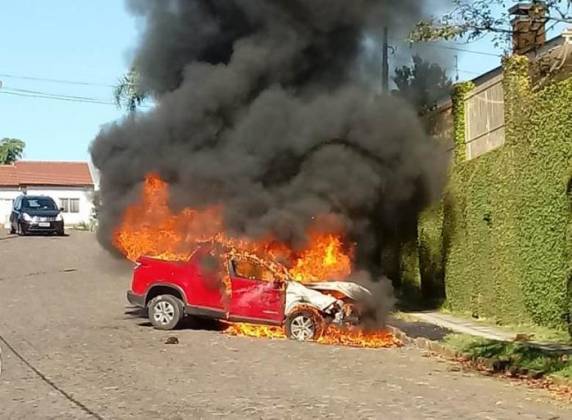 Dupla 

fugiu de Canoas para São Leopoldo, onde bateu com veículo em poste e foi presa