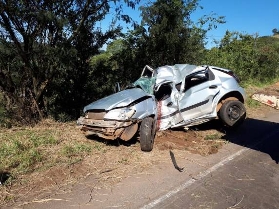 Uma menina de 20 anos que estava no carona ficou gravemente ferida