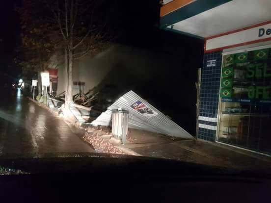 Temporais provocam destelhamentos, queda de árvores e bloqueio de rodovias na Serra e no Noroeste - foto 2