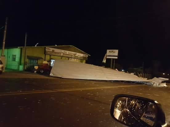 Temporais provocam destelhamentos, queda de árvores e bloqueio de rodovias na Serra e no Noroeste - foto 3