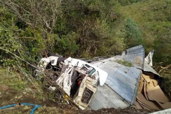 Veículo caiu de altura de quase seis metros de 

ponte em Campestre da Serra e ficou oculto em meio à vegetação