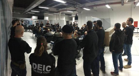 São cumpridos mandados de prisão e busca e apreensão em oito cidades