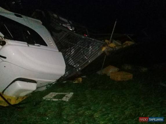 O vento tombou três caminhões na ERS-463 em Coxilha