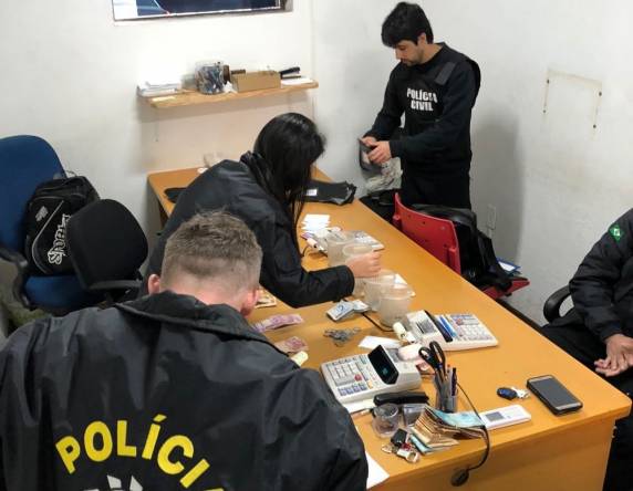 Agentes cumpriram mandados de busca e 

apreensão em Santo Ângelo, Cruz Alta, Cerro Largo, Entre-Ijuís e Caibaté. Bicheiro é suspeito de lavar dinheiro por meio de lojas de comércio de alimentos, chips de telefones celulares, 

além de bebidas e cigarros