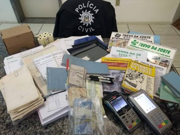 Agentes cumpriram mandados de busca e 

apreensão em Santo Ângelo, Cruz Alta, Cerro Largo, Entre-Ijuís e Caibaté. Bicheiro é suspeito de lavar dinheiro por meio de lojas de comércio de alimentos, chips de telefones celulares, 

além de bebidas e cigarros