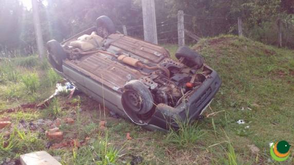 Acidente envolvendo dois veículos causa capotamento em Passo Fundo - foto 3