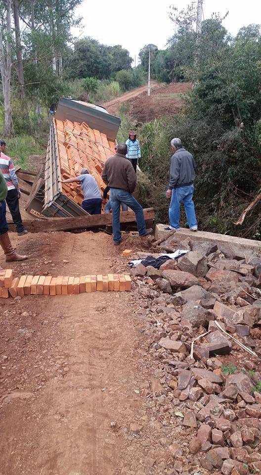 Ponte desaba durante passagem de um caminhão, em São José do Inhacorá - foto 3