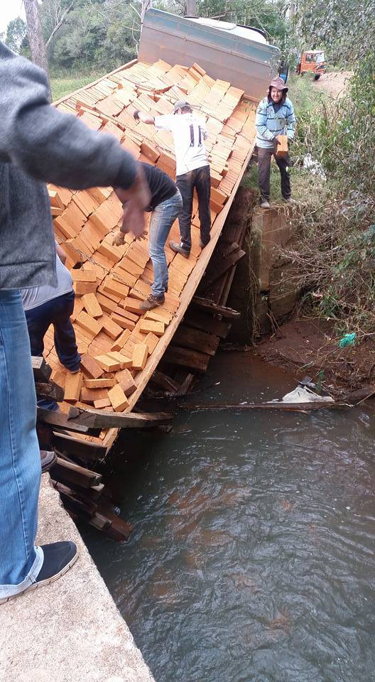Ponte desaba durante passagem de um caminhão, em São José do Inhacorá - foto 4