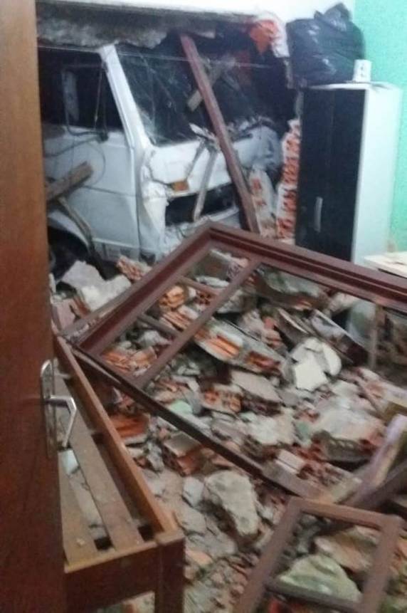 Moradores relataram aos bombeiros que condutor estava embriagado. Ele fugiu do local