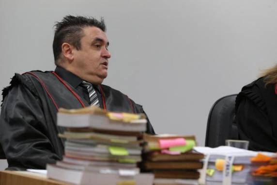 Discussão ocorreu após magistrada transferir júri por ausência da vítima em plenário