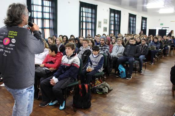 Presidente do Instituto
Cuidar Jovem palestra para pais e alunos da Setrem - foto 2