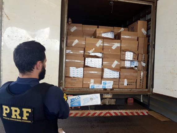 Caminhão com 125 mil maços de cigarros contrabandeados é apreendido no oeste de Santa Catarina - foto 3