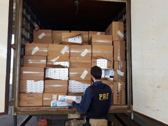 Caminhão com 125 mil maços de cigarros contrabandeados é apreendido no oeste de Santa Catarina - foto 2