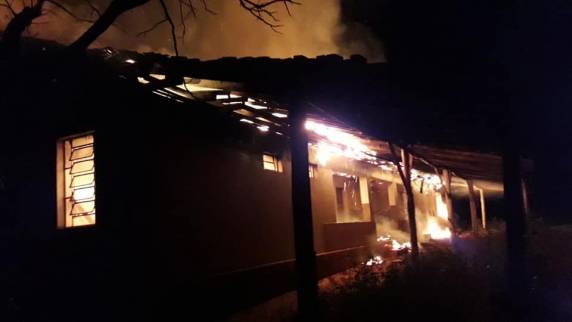Escola desativada é destruída por incêndio no interior de Três de Maio - foto 2