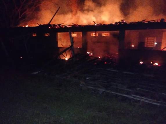 Escola desativada é destruída por incêndio no interior de Três de Maio - foto 4