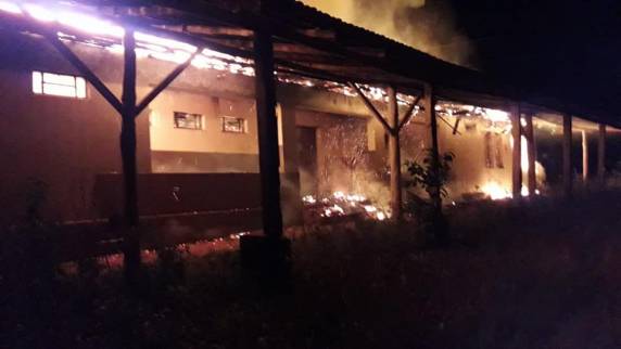 Escola desativada é destruída por incêndio no interior de Três de Maio - foto 6