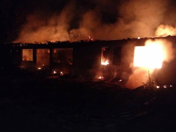 Escola desativada é destruída por incêndio no interior de Três de Maio - foto 5