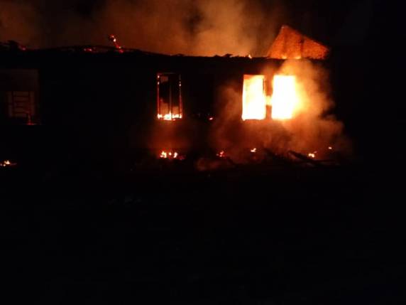 Escola desativada é destruída por incêndio no interior de Três de Maio - foto 3