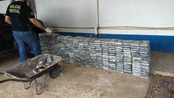 PF
apreende cerca de meia tonelada de cocaína escondida em bloco de concreto, em Santiago - foto 2
