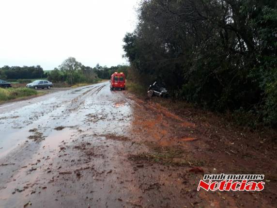 Saída de pista deixa dois feridos na RS 342 em 

Independência - foto 5