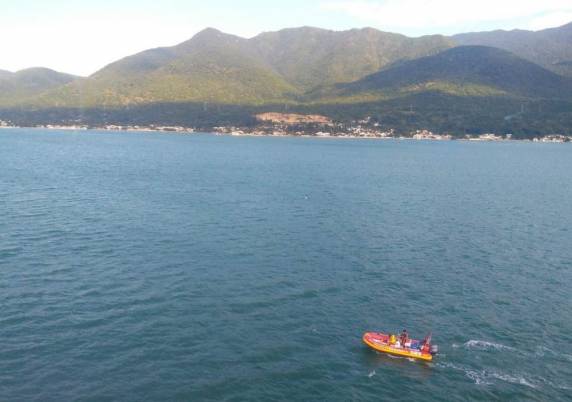 Bombeiros fizeram buscas neste domingo 

(24) por outro homem que estava na embarcação e desapareceu. Ventania pode ter virado barco no sábado (23)