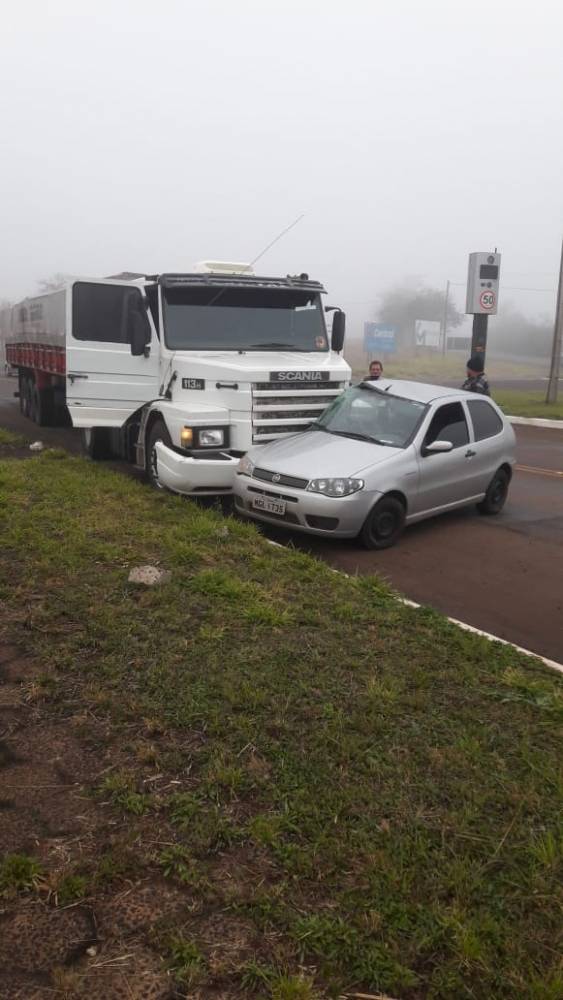 Acidente envolve carreta e automóvel no trevo da BR 472 em
Santa Rosa - foto 3