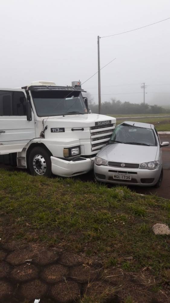 Acidente envolve carreta e automóvel no trevo da BR 472 em
Santa Rosa - foto 4