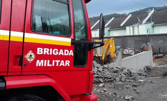 De acordo com o Corpo de 

Bombeiros, a vítima e o marido estavam dentro de casa quando aconteceu o desabamento. O homem conseguiu escapa