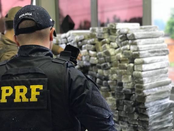 Ação conjunta PRF e PM apreende quase 200 quilos de maconha e
detém um homem em Chapecó - foto 3