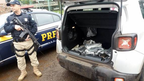 Ação conjunta PRF e PM apreende quase 200 quilos de maconha e
detém um homem em Chapecó - foto 2