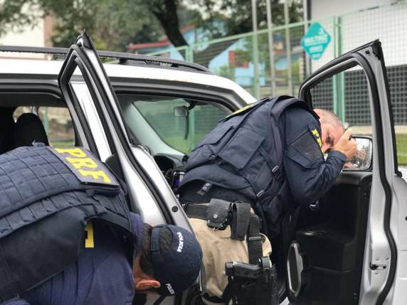 Ação conjunta PRF e PM apreende quase 200 quilos de maconha e
detém um homem em Chapecó - foto 4