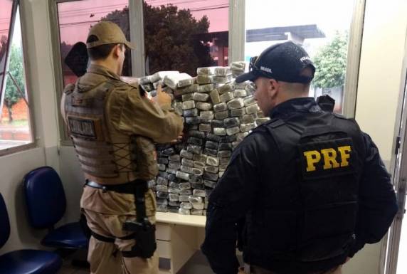 Ação conjunta PRF e PM apreende quase 200 quilos de maconha e
detém um homem em Chapecó - foto 5